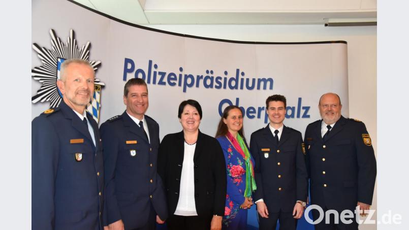 Stefan Moller (Zweiter von links, mit Ehefrau Rosemarie) ist neuer Chef der Grenzpolizei Waidhaus. Er folgt auf Gerhard Lutzenberger (Zweiter von rechts, mit Frau Ramona). Es gratulierten Polizeivizepräsident Thomas Schöniger (links) und der neue Polizeipräsident Norbert Zink (rechts). Bild: ca