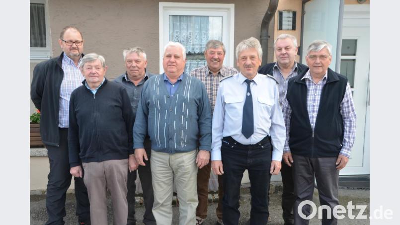 Gerhard Kiesl (Dritter von rechts) steht weiterhin an der Spitze der Krieger- und Reservistenkameradschaft Altenstadt. Neben den Neuwahlen standen aber auch Ehrungen verdienter Mitglieder an. Bild: dob