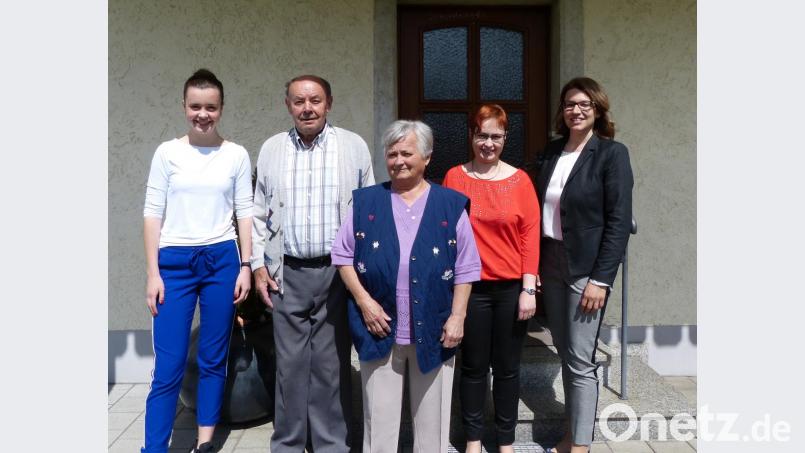 Bürgermeisterin Martina Engelhardt-Kopf (rechts) gratulierte den Jubilaren Johann (Zweiter von links) und Anna Winkler (Mitte). Auch die Enkelinnen Lea und Melanie (von links waren anwesend, um mit ihren Großeltern zu feiern. Bild: kar