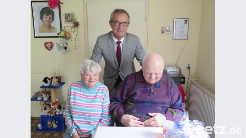 Bürgermeister Werner Nickl gratulierte Josef Heining zu seinem 80. Geburtstag. Im Gespräch mit ihm und seiner Schwester Frieda Heining (links) erinnerte er sich an viele Ereignisse, die sie als Nachbarn zusammen erlebt haben. Bild: jzk
