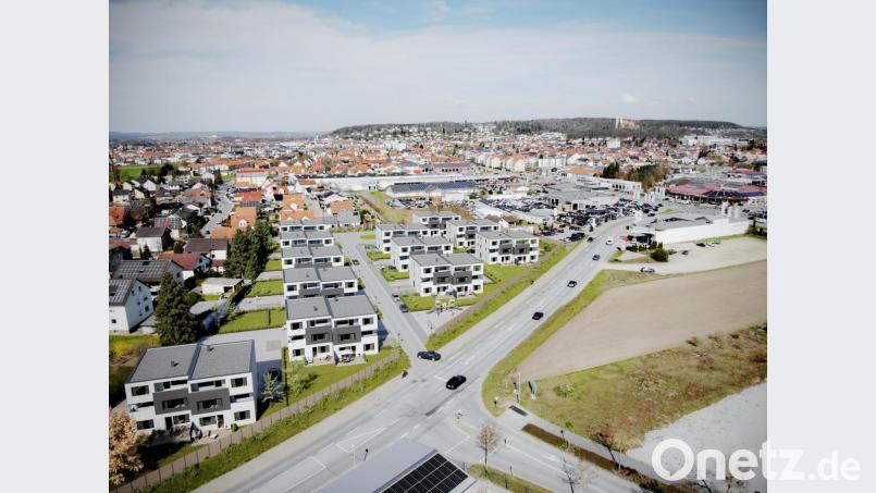 An der Libourne-Allee (im Vordergrund) sollen zwölf Sechsfamilienhäuser entstehen. Der Planungsausschuss gab grünes Licht. Links ist die Bebauung der Hochrainstraße zu sehen, rechts unten der Anschluss der Otto-Hahn-Straße. Für das nun überplante Grundstück lag auch schon eine Anfrage für einen Supermarkt vor. Bild: exb/Simmel