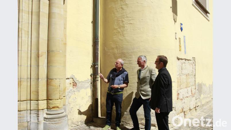 Von links: Kirchenpfleger Josef Beer, MdL Dr. Harald Schwartz und Stadtpfarrer Thomas Helm Bild: Pia Regnet/exb