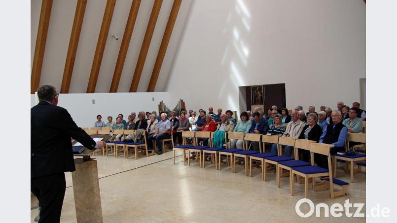 Die Teilnehmer des Seniorenausflugs wurden im Exerzitienhaus mit vielen Informationen versorgt. Bild: nib