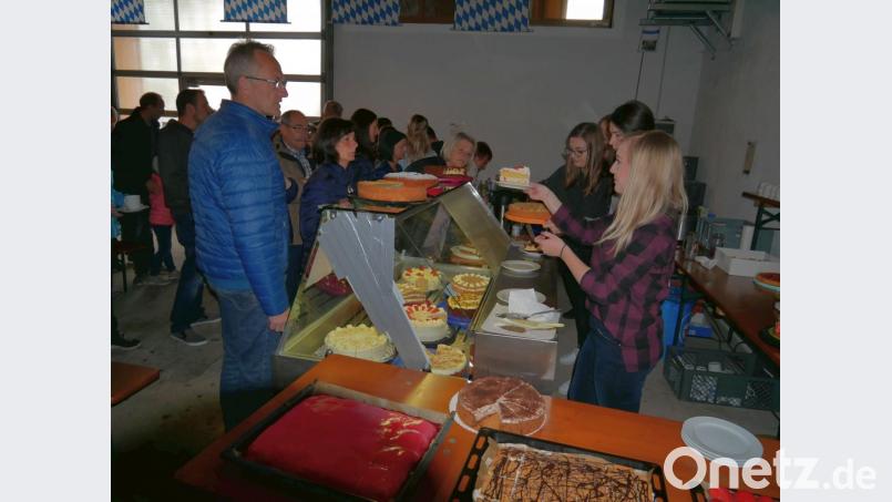 Die Festdamen übernehmen an der Kuchentheke den Verkauf der Backwaren. Bild: gz