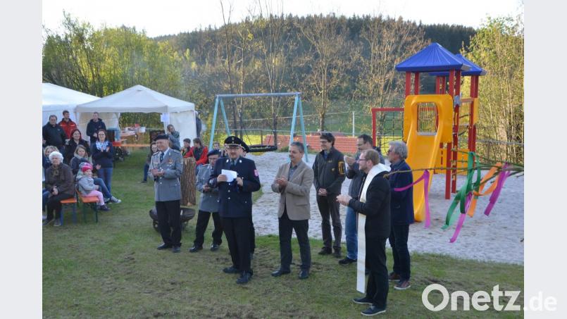 Mit der Segnung des Kinderspielplatzes wurde das neu geschaffene Multifunktionsareal seiner Bestimmung übergeben. Die Vereine leisteten eine beispielgebende Gemeinschaftsleitung ab, die viel Lob erhielt. Bild: dob