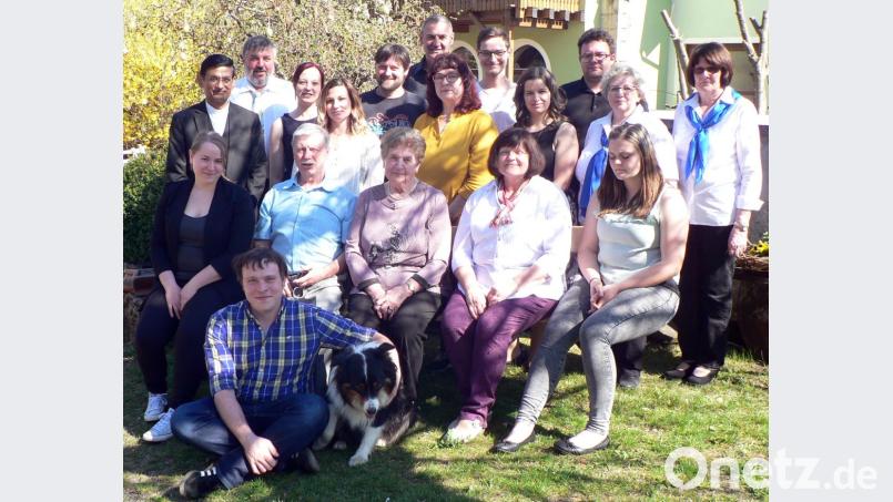 Margarte Zeitlmann (Mitte) freut sich, dass an ihrem 80. Geburtstag die Großfamilie gekommen ist. Zwei Kinder, Schwiegerkinder, Enkel sowie Hund feiern ausgiebig Omas Geburtstag. Auch Pfarrer Augustin Lobo (hinten, links) sowie zweiter Bürgermeister Josef Schreglmann (daneben) gratulieren zum "Runden", ebenso Monika und Margit Steger vom Katholischen Frauenbund. Bild: lep