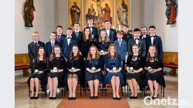 Die Fürnrieder Konfirmandengruppe am Weißen Sonntag vor dem Altar ihrer Kirche. Bild: exb