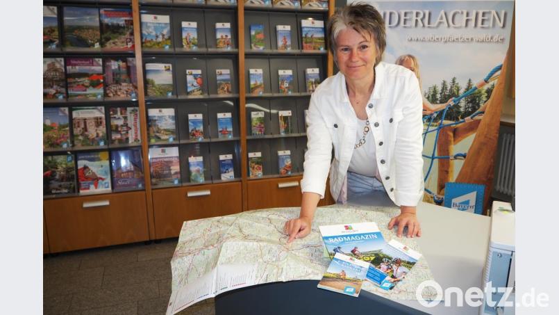 Alexandra Beier, Leiterin des Tourismuszentrums Oberpfälzer Wald in Nabburg, hat neben vielen weiteren Infos auch eine Karte speziell für E-Bike-Nutzer auf Lager, in der über 100 Ladestationen verzeichnet sind. Bild: bl