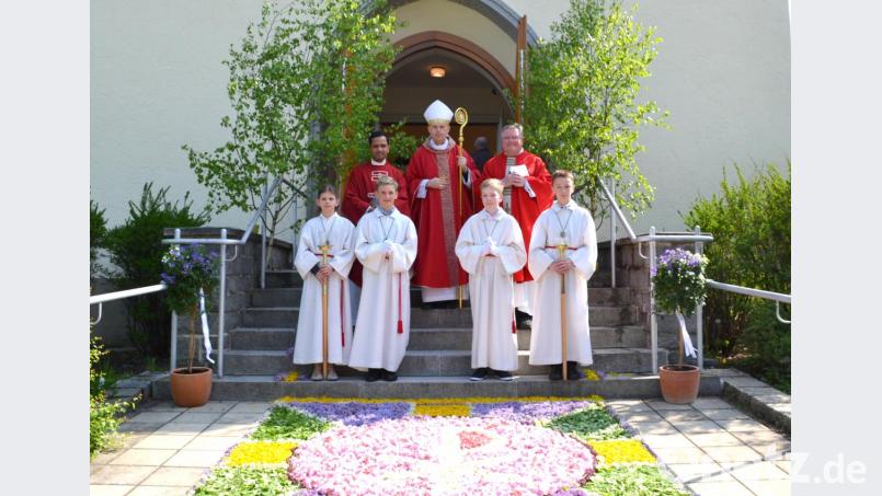 Weihbischof Pappenberger firmt 62 Jugendliche aus den Pfarreien Haidenaab, Kirchenpingarten und Weidenberg. Bild: exb