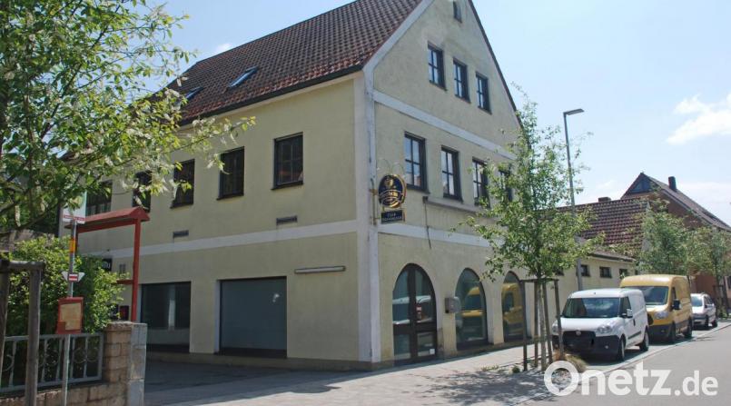Im Anwesen Weidener Straße 8 entstehen in den bisherigen Verkaufsräumen/Gaststätte eine therapeutische Wohngruppe und Appartements. Bild: Weidner