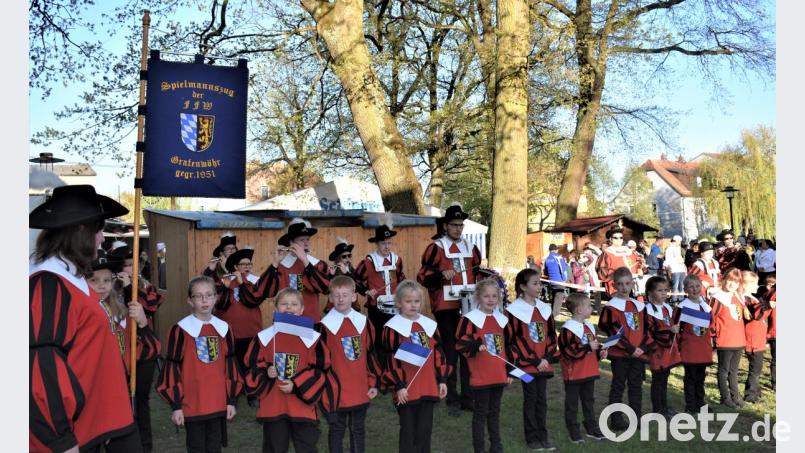Die lang ersehnte Premiere für die &quot;Spielmannszug-Zwerge&quot; war beim Aufstellen des Maibaums. Stolz durfen sie zum ersten Mal in Uniform auftreten. Bild: rgr