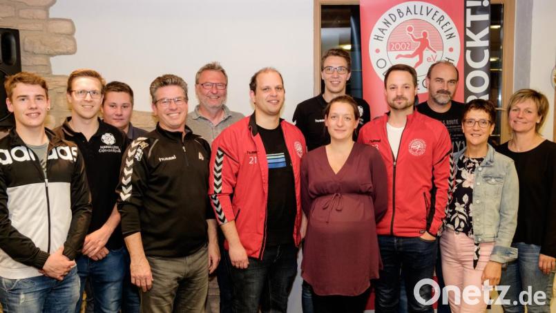 Die neue Vorstandschaft des Handballvereins Oberviechtach hat sich verjüngt. Erstmals bringt Eva Priller (dritte Vorsitzende, Fünfte von rechts) Frauenpower in das Triumvirat um Michael Lang (Mitte, Vorsitzender) und Christian Mösbauer (Vierter von rechts, zweiter Vorsitzender. Bild: tkr