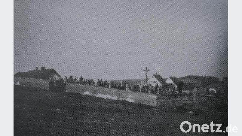 Der Pappenberger Friedhof im Jahr 1937: Das Kreuz ziert heute den Friedhof in Wolfskofen bei Regensburg. Bild: mor