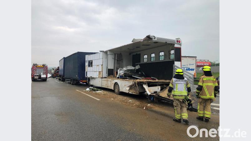 Schwerer Unfall auf der Autobahn A 3 bei Regensburg. Auch ein Pferdetransporter war verwickelt. Bild: Alexander Auer