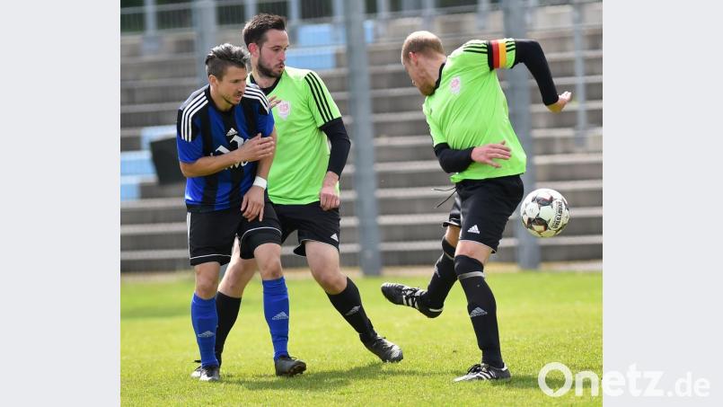 0:1 musste sich die DJK Weiden zuletzt beim Spitzenreiter SpVgg SV II um Spielertrainer Michael Riester (links) geschlagen geben. Nun wartet der nächste Aufstiegskandidat: Zu einem weiteren Derby gastiert der FC Weiden-Ost am Flutkanal. Bild: A. Schwarzmeier