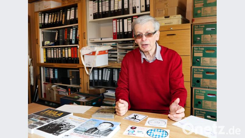 Wolfgang Nowak hat die WAA bei sich daheim. Der Fronberger ist nicht nur Gründungsmitglied der Bürgerinitiative sondern auch der Archivar der WAA-Zeit. Bild: Gerhard Götz