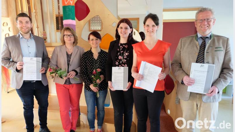 Mitglieder des JU Kreisverbandes Schwandorf erstellten den Betreuungsspiegel 2019 für den Landkreis. Die Initiatoren Christina Bauer, Pia Schottenheim (Zweite und Dritte von rechts) und Philipp Troppmann (links) erläuterten das Ergebnis im Gruppenraum der Kinderkrippe „An der Naab“ im Beisein von OB Andreas Feller (rechts), AWO- Geschäftsführerin Daniela Friedrich und Krippenleiterin Vanessa Ries (Zweite und Dritte von links). Bild: ohr