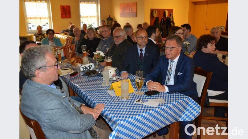 Vollbesetzt war das Sportheim des FC Tirschenreuth am Donnerstagabend. Bild: jr