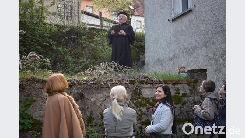 Der Königsteiner Pfarrer (Franz Bernt) beklagt sich in einem Gedicht über den Streit um die Wasserleitung. Bild: wku