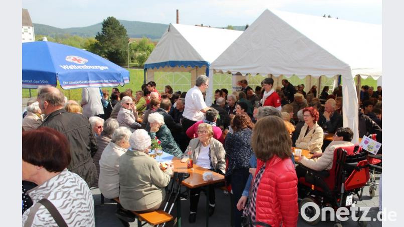 Bei Biergartenstimmung nutzten die zahlreichen Gästen nach dem Rundgang durch das Gebäude die Möglichkeit, sich über das vielfältige Serviceangebot der Sozialstation auszutauschen. Bild: bph