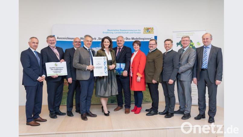 Roland Grillmeier (Vierter von links) nahm die Urkunde aus Händen von Ministerin Michaela Kaniber (Fünfte von links) entgegen. Mit dem Vorsitzenden der Ikom freuen sich Behördenleiter Thomas Gollwitzer vom Amt für Ländliche Entwicklung, die Bürgermeister Josef Schmidkonz aus Mähring, Klaus Meyer aus Neualbenreuth und Johann Burger aus Leonberg, MdL Anna Toman, Bürgermeister Alfred Stier aus Bärnau, MdL Tobias Reiß, Direktor Wolfgang Wenisch vom Landwirtschaftsamt Tirschenreuth und Ikom-Geschäftsführer Wolfgang Kaiser. Bild: exb