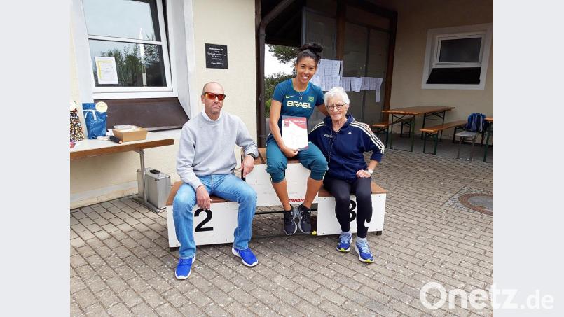 Die Brasilianerin Gilailce Trigneino de Assis (Mitte, daneben ihr Trainer) nahm an der Bahneröffnung in Eschenbach teil, Veranstalterin Hannelore Ott freute sich. Bild: jma