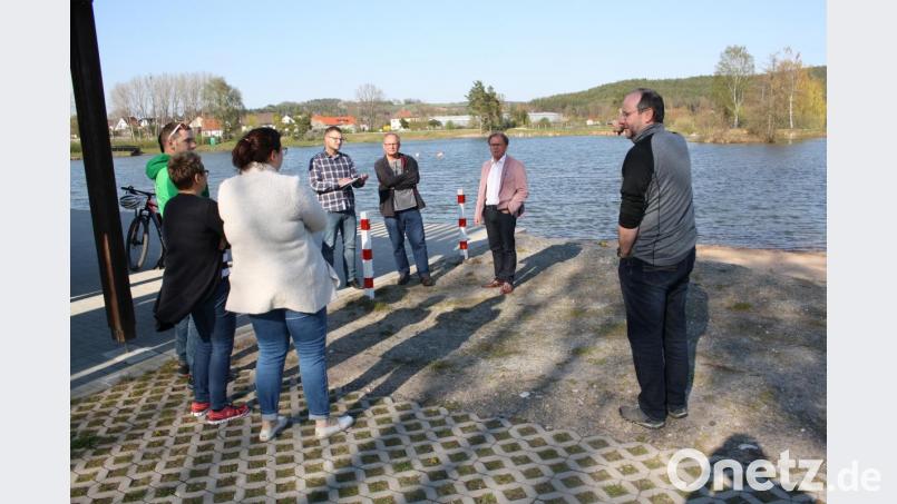 Über weitere Maßnahmen zur Aufwertung der Pressather Freizeitanlage sprechen die Mitglieder des &quot;Runden Tischs Kiesibeach&quot; bei einem Ortstermin. Bild: bjp