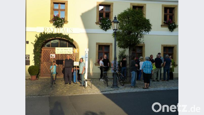 Vor der September-Stadtratssitzung ziehen verärgerte Haidhofer vor das Schnaittenbacher Rathaus, um ihrem Protest Ausdruck zu verleihen. Als Zuhörer der Sitzung erfahren sie nicht viel, und einen Monat später wird die Causa „Bürgerwaldweg“ hinter verschlossenen Türen diskutiert. Bild: zm
