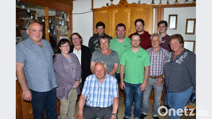 Verantwortung beim Spickerverein &quot;Silberpfeil&quot; übernehmen ab sofort (stehend, von links) Hermann Hilpert, Susanne Hilpert, Maria Zitzmann, Maximilian Mack, Elfriede Müllner, Gerald Brenner, Dominik Putzer, Florian Mack, Reinhard Werner, Maximilian Fuchs und Gisela Dierl. Bild: fjo