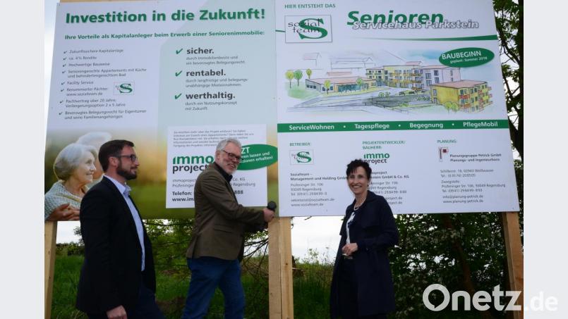 Hier entsteht ein Vorzeigeprojekt. Diese Euphorie steht Bürgermeisterin Tanja Schiffmann sowie den Immoproject-Männern Andreas Neugirg (links) und Martin Weiß im Mai 2018 ins Gesicht geschrieben. Bild: bey