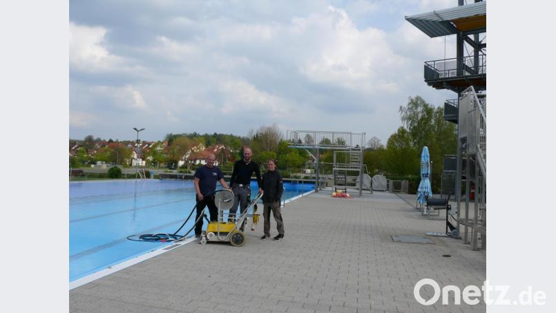 Trotz der ungünstigen Wetterprognosen hält die Stadtverwaltung an der Eröffnung der Freibad-Saison diesen Samstag fest. In den vergangenen Tagen bereitete das Schwimmmeister-Team mit (von links) Andreas Hoschek, Gerald Riederer und Kerstin Dietz den Start vor. Bild: kgg
