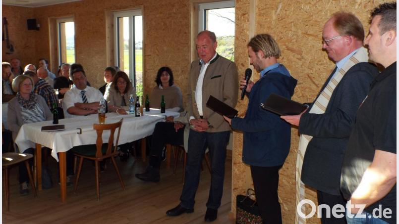 Kirchlicher Segen (von links) Bürgermeister Roland Strehl, Pfarrer Bernd Schindler, Pfarrer Wolfgang Bauer und Vorsitzender Florian Fischer. Bild: e
