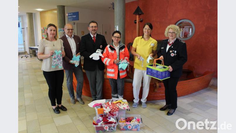 Tanja Wittmann (Zweite von rechts), Leiterin der Kinderintensiv- und Frühgeburtenstation, und Pflegedirektor Thomas Baldauf (Zweiter von links) danken dem Team der BRK-Bereitschaft um Leiterin Sieglinde Steiner (rechts), Josef Bock (Dritter von links), Manuela Pröls (Dritte von rechts) und Valentina Jäger (links). Bild: exb/Kliniken Nordoberpfalz AG