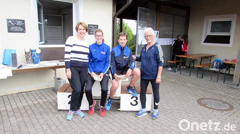Annette Karl (links) übergab an Lena Dickert und Benedikt Müller Förderpreise der Oberpfälzer Leichtathletik, rechts Veranstalterin Hannelore Ott. Bild: jma