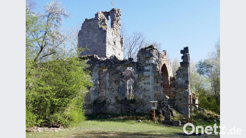 Die Wallfahrtskirche „Maria Himmelfahrt“ in der Wüstung Pappenberg ist dem Verfall preisgegeben. Vor der Ruine zwischen dem Gnadenbild der Schwarzen Madonna von Pappenberg und dem Gedenkkreuz stehen nun die geborgenen Grabsteine. Bild: mor