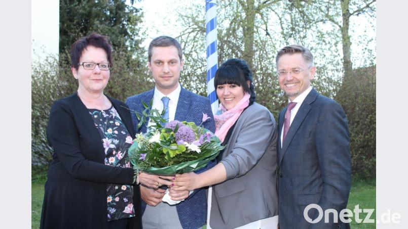Blumen für den Kandidaten: Frauen-Union-Vorsitzende Petra Becher (links), CSU-Kreisvorsitzender Tobias Reiß (rechts) und JU-Vorsitzende Antonia Ritter wünschen Wolfgang Söllner viel Schwung und Elan im Bürgermeisterwahlkampf. Bild: exb