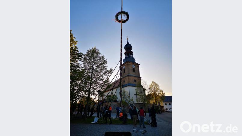 Maibaum-Aufstellen in Oberbibrach. Bild: edo