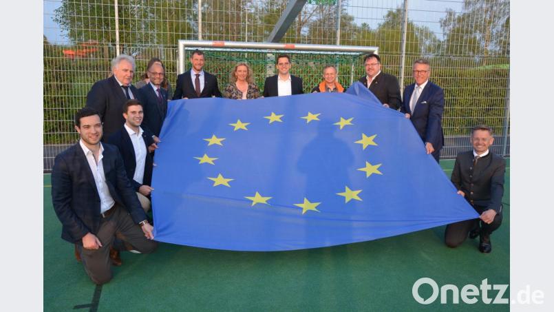 Mit der Europafahne präsentierte der Jugendrat Ministerin Kerstin Schreyer (Mitte) das „Spielfeld der Begegnung“, das mit EU-Fördergeldern gebaut wurde. Bild: jr