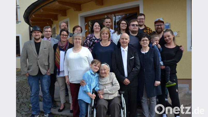 Christa Schönberger feiert im Kreis ihrer Familie und Verwandten ihr 90. Wiegenfest im Landgasthof Schieder in Saubersrieth. Dazu gratuliert auch Bürgermeister Hermann Ach. Der siebenjährige Finn aus Baden-Württemberg (vorne) versteht sich mit der Großtante. Bild: gi
