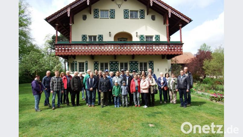 Fahrt des Kulturvereins Vorbach durch den Truppenübungsplatz Grafenwöhr: die Gruppe vor historischer Kulisse. Bild: do