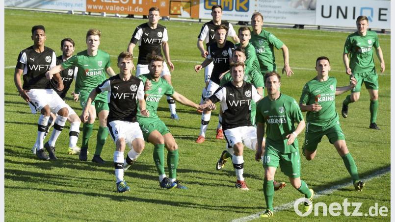Die Blicke gehen nach oben. Die Teilnahme an der Relegation zur Regionalliga hat die DJK Gebenbach (dunkle Trikots) schon sicher. Bild: Hubert Ziegler