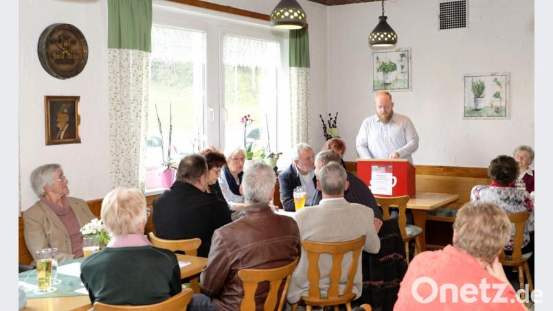 Bezirkssekretär Michael Gruschke sprach ei der Maikundgebung in der Sportklause Helgert. Bild: njn