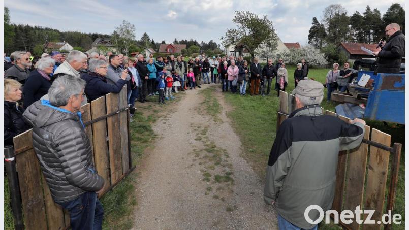 Geschätzt ganz Haidhof plus x war auf den Beinen. Nur die Bauherren, die eine Doppelgarage auf einen ausgewiesenen Wanderweg stellten, fehlten. Bild: Wolfgang Steinbacher