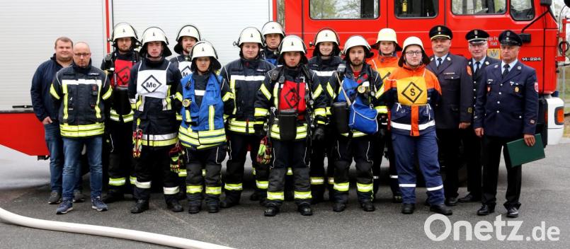 Unter den Augen von drei Schiedsrichtern absolvieren die Mitglieder der Flosser Feuerwehr die Leistungsprüfung. Bild: mef