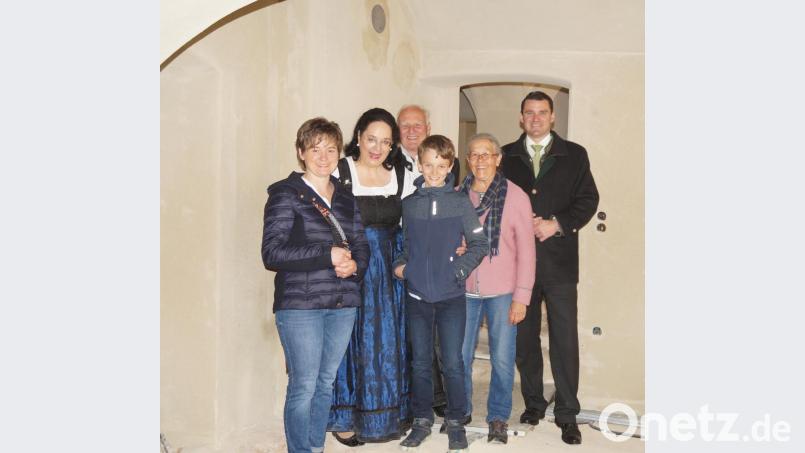Sehr viel Interesse am Fortschritt ihres Elternhauses zeigt Sissy Thammer (Zweite von links), die mit Landrat Thomas Ebeling (rechts) und Bürgermeisterin Sonja Meier (links) durch das Haus ging. Bild: weu