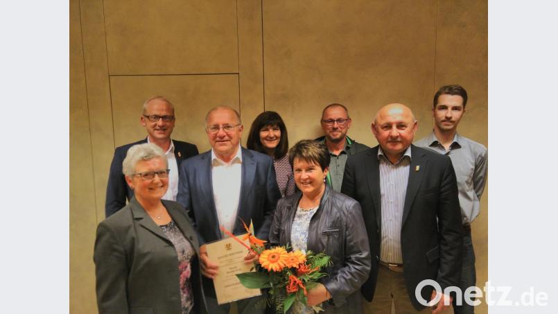 Der Hahnbacher Kulturausschuss mit Heimatpflegerin Marianne Moosburger, Bürgermeister Bernhard Lindner, Ehrenmitglied Martin Wild, 3. Bürgermeisterin Evi Höllerer, Ute Wild, 2. Vorsitzendem Wolfgang Schötz, HKA-Vorsitzendem Georg Götz und Julian Schall, neuer JU-Vorsitzender. Bild: mma