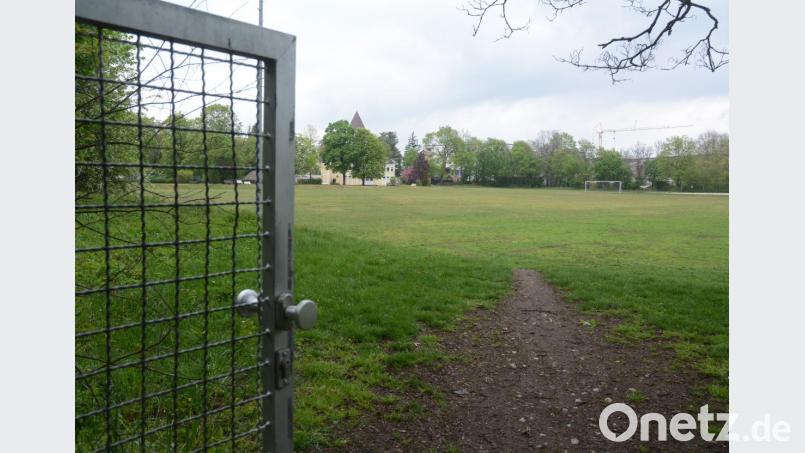 Die Stadt Weiden öffnet auf dem ehemaligen TB-Sporgelände das Tor zu einem neuen Baugebiet. 30 Prozent der bis zu 300 Wohnungen sollen im geförderten sozialen Wohnungsbau entstehen. Bild: Gabi Schönberger