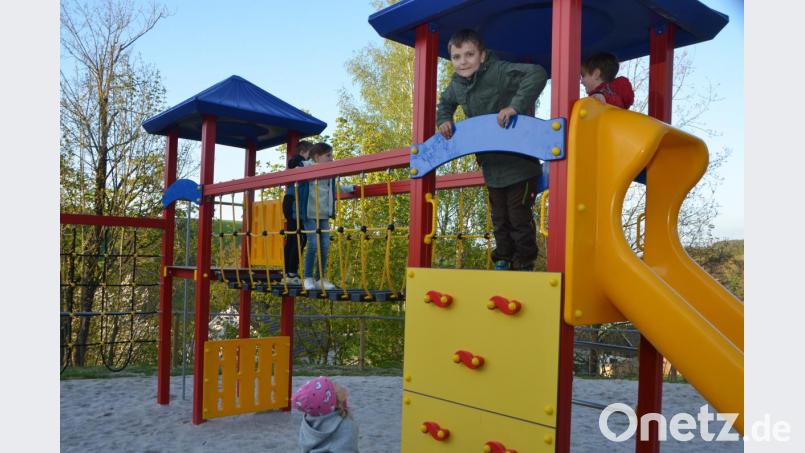 Mit der Segnung des Kinderspielplatzes wurde das neu geschaffene Multifunktionsareal seiner Bestimmung übergeben. Die Vereine leisteten eine beispielgebende Gemeinschaftsleitung ab, die viel Lob erhielt. Die Kinder nahmen die Spielgeräte sofort in Beschlag. Bild: dob