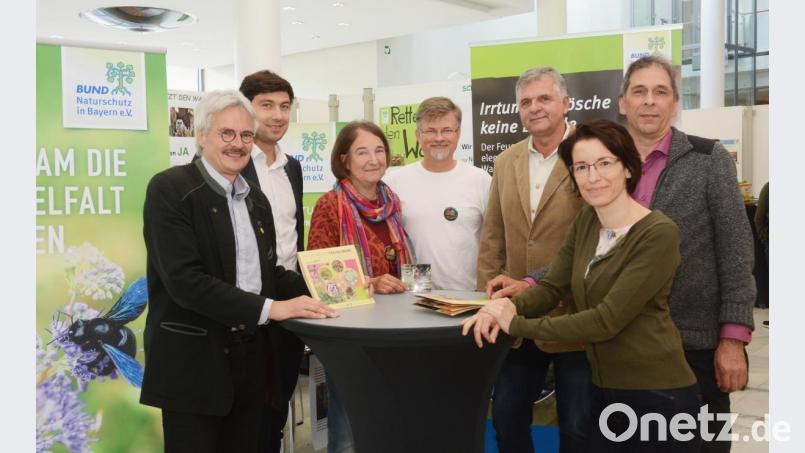 Zur Pressekonferenz der Delegiertenversammlung des Bund Naturschutz stehen sie Rede und Antwort: (von links) Richard Mergner (Vorsitzender des BN), Martin Geilhufe (BN-Landesbeauftragter), Sonja Schuhmacher (Vorsitzende der BN-Ortsgruppe Weiden), Falk Ponsold (stellvertretender Vorsitzender der BN-Kreisgruppe Weiden/Neustadt), Hans Babl (Vorsitzender der BN-Kreisgruppe Weiden/Neustadt), Pressesprecherin Luise Frank und Reinhard Scheuerlein (BN-Regionalreferent Oberpfalz). Bild: Gabi Schönberger