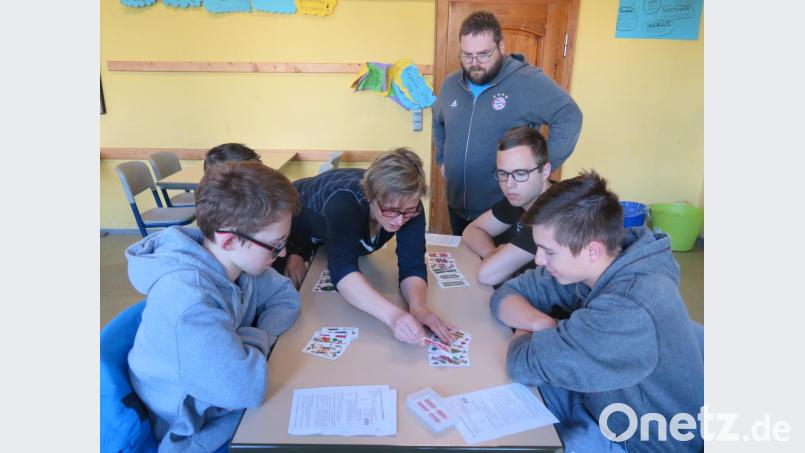 Beim Workshop „Schafkopfen für Anfänger“ versuchten die Lehrkräfte Simone Lindner und Thomas Fütterer den Jugendlichen das Schafkopfen beizubringen. Bild: jzk